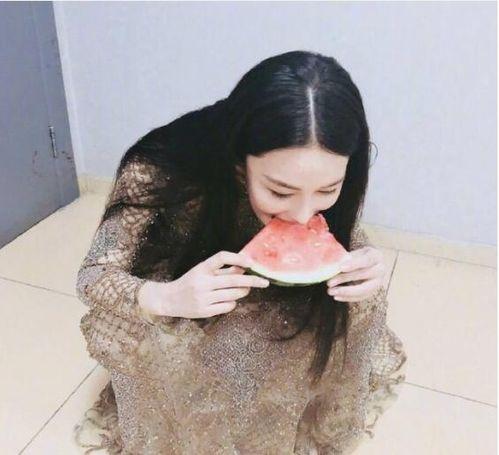 娱乐吃瓜女配图片,吃瓜群众的甜蜜复仇记